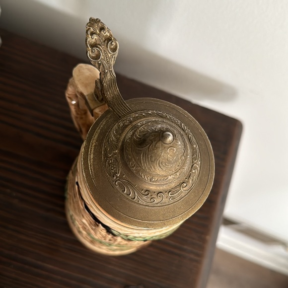 Japanese Musical Stein Mug Music Box Singing
Beer Stein Mug with Cover - Picture 3 of 5